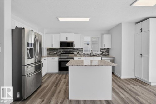 3323 26 Avenue, Edmonton, AB - Indoor Photo Showing Kitchen With Upgraded Kitchen