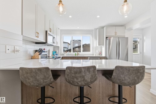 656 35 Street, Edmonton, AB - Indoor Photo Showing Kitchen With Upgraded Kitchen
