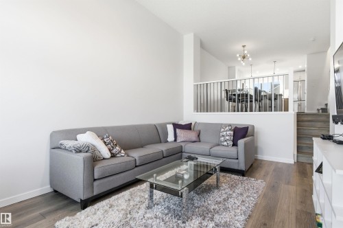 656 35 Street, Edmonton, AB - Indoor Photo Showing Living Room