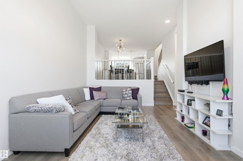 656 35 Street, Edmonton, AB - Indoor Photo Showing Living Room