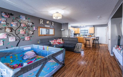 47 10909 106 Street, Edmonton, AB - Indoor Photo Showing Living Room