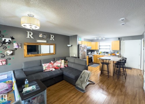 47 10909 106 Street, Edmonton, AB - Indoor Photo Showing Living Room