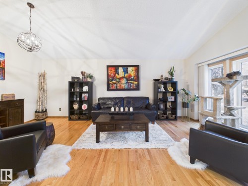 92 Dufferin Street, St. Albert, AB - Indoor Photo Showing Living Room