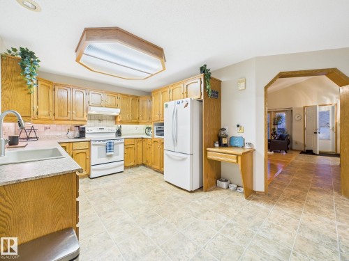 92 Dufferin Street, St. Albert, AB - Indoor Photo Showing Kitchen