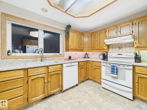 92 Dufferin Street, St. Albert, AB - Indoor Photo Showing Kitchen
