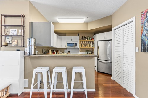 417 10717 83 Avenue, Edmonton, AB - Indoor Photo Showing Kitchen