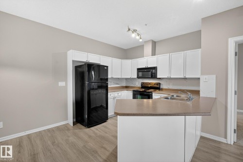 225 226 Macewan Road, Edmonton, AB - Indoor Photo Showing Kitchen With Double Sink