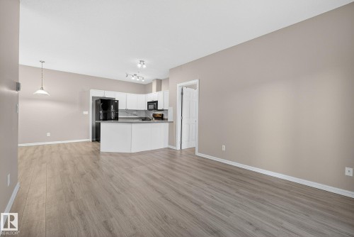 225 226 Macewan Road, Edmonton, AB - Indoor Photo Showing Kitchen