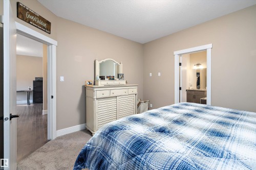 3193 Winspear Crescent, Edmonton, AB - Indoor Photo Showing Bedroom