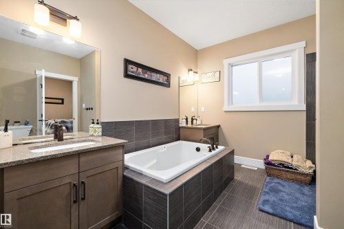 3193 Winspear Crescent, Edmonton, AB - Indoor Photo Showing Bathroom