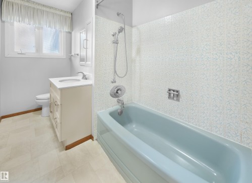 10512 54 Avenue, Edmonton, AB - Indoor Photo Showing Bathroom
