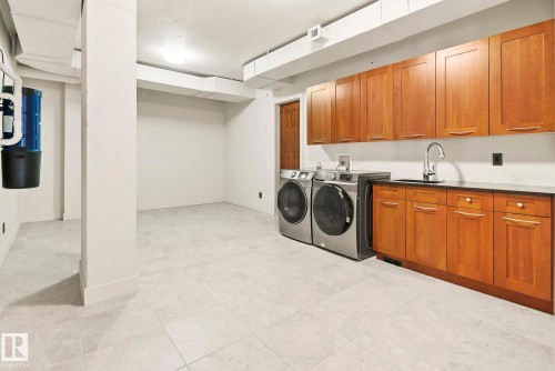 1200 11933 Jasper Avenue, Edmonton, AB - Indoor Photo Showing Laundry Room