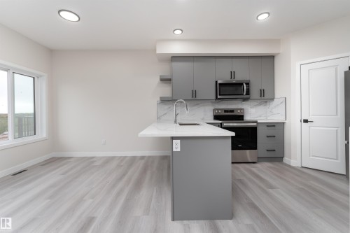 137 Pierwyck Loop, Spruce Grove, AB - Indoor Photo Showing Kitchen