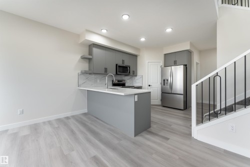 137 Pierwyck Loop, Spruce Grove, AB - Indoor Photo Showing Kitchen