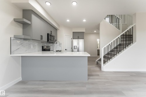 137 Pierwyck Loop, Spruce Grove, AB - Indoor Photo Showing Kitchen