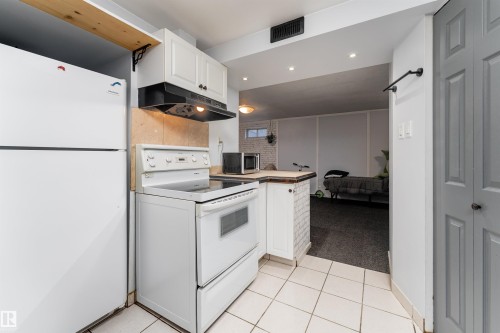 8207 169 Street, Edmonton, AB - Indoor Photo Showing Kitchen