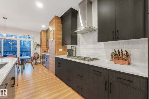 707 Kinglet Boulevard, Edmonton, AB - Indoor Photo Showing Kitchen With Upgraded Kitchen