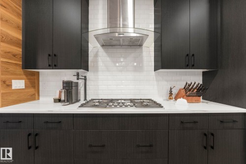 707 Kinglet Boulevard, Edmonton, AB - Indoor Photo Showing Kitchen With Upgraded Kitchen