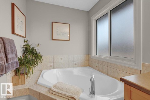 21933 94A Avenue Nw, Edmonton, AB - Indoor Photo Showing Bathroom