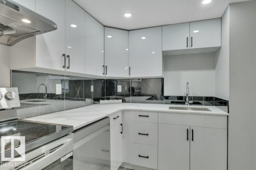 535 Willow Court, Edmonton, AB - Indoor Photo Showing Kitchen With Upgraded Kitchen