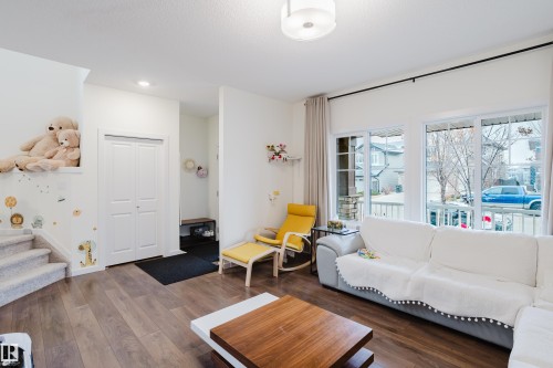 2124 Glenridding Way, Edmonton, AB - Indoor Photo Showing Living Room