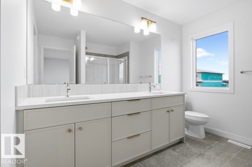 4847 Cawsey Terrace, Edmonton, AB - Indoor Photo Showing Bathroom