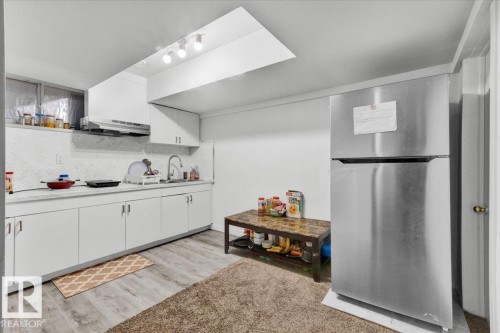 1515 21 Street, Edmonton, AB - Indoor Photo Showing Kitchen