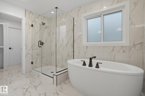 8608 181 Avenue, Edmonton, AB - Indoor Photo Showing Bathroom