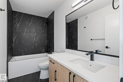 8512 181 Avenue, Edmonton, AB - Indoor Photo Showing Bathroom
