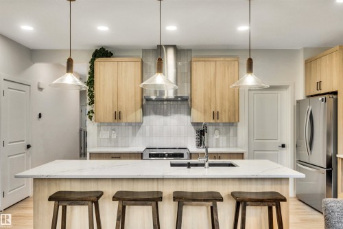 5480 Kootook Road, Edmonton, AB - Indoor Photo Showing Kitchen With Upgraded Kitchen