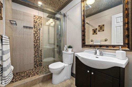 19020 86 Avenue, Edmonton, AB - Indoor Photo Showing Bathroom