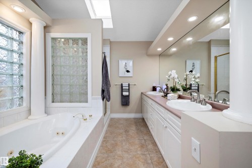 19020 86 Avenue, Edmonton, AB - Indoor Photo Showing Bathroom