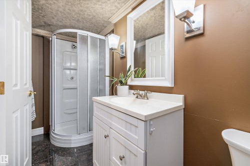 19020 86 Avenue, Edmonton, AB - Indoor Photo Showing Bathroom