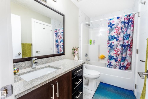 3235 16 Avenue, Edmonton, AB - Indoor Photo Showing Bathroom