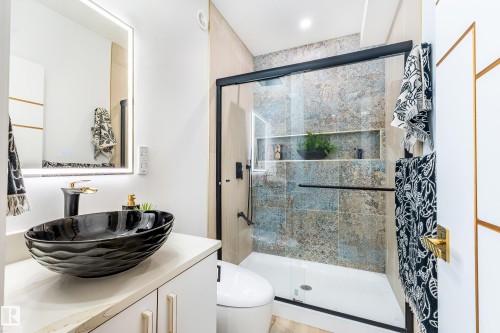 3235 16 Avenue, Edmonton, AB - Indoor Photo Showing Bathroom