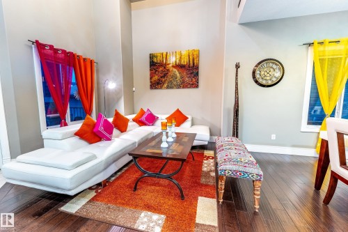 3235 16 Avenue, Edmonton, AB - Indoor Photo Showing Living Room