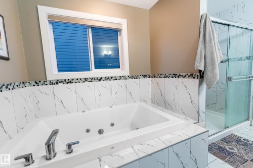 3235 16 Avenue, Edmonton, AB - Indoor Photo Showing Bathroom