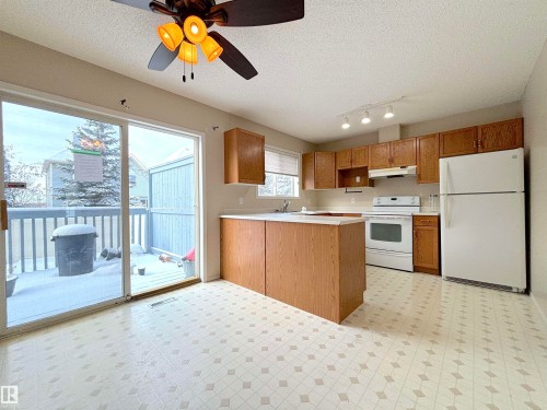 124 1670 Jamha Road, Edmonton, AB - Indoor Photo Showing Kitchen