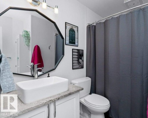 8220 Shaske Place, Edmonton, AB - Indoor Photo Showing Bathroom