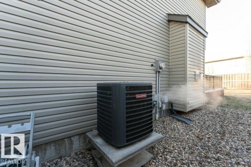 8220 Shaske Place, Edmonton, AB - Outdoor