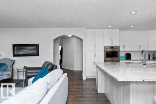 8220 Shaske Place, Edmonton, AB - Indoor Photo Showing Kitchen With Upgraded Kitchen