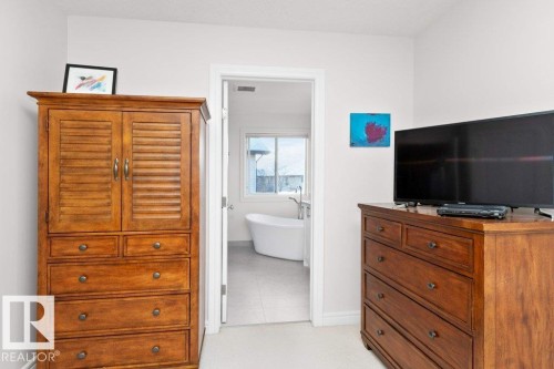 8220 Shaske Place, Edmonton, AB - Indoor