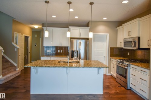 19 Meadowgrove Lane, Spruce Grove, AB - Indoor Photo Showing Kitchen With Double Sink With Upgraded Kitchen