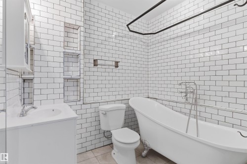 11026 108 Avenue, Edmonton, AB - Indoor Photo Showing Bathroom