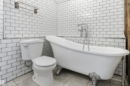 11026 108 Avenue, Edmonton, AB - Indoor Photo Showing Bathroom