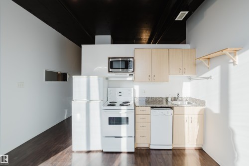 1611 10024 Jasper Avenue, Edmonton, AB - Indoor Photo Showing Kitchen
