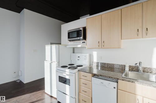 1611 10024 Jasper Avenue, Edmonton, AB - Indoor Photo Showing Kitchen