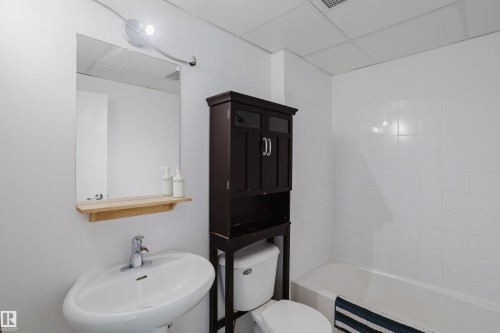 1611 10024 Jasper Avenue, Edmonton, AB - Indoor Photo Showing Bathroom