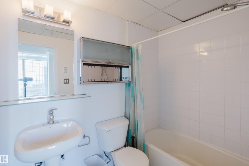 1105 10024 Jasper Avenue, Edmonton, AB - Indoor Photo Showing Bathroom