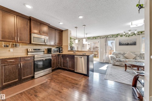 2919 16 Avenue, Edmonton, AB - Indoor Photo Showing Kitchen With Stainless Steel Kitchen With Upgraded Kitchen